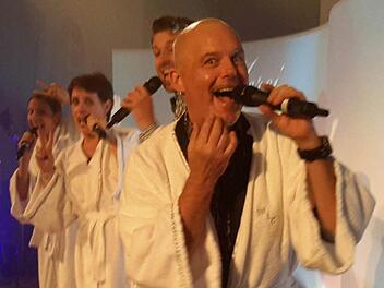 Genauso wie seinerzeit Udo Jürgens am Schluss seiner Konzerte kamen auch die Akteure der fulminanten Show im Kursaal im weißen Bademantel zur lautstark geforderten Zugabe auf die Bühne.  Fotos: Rolf Pralle