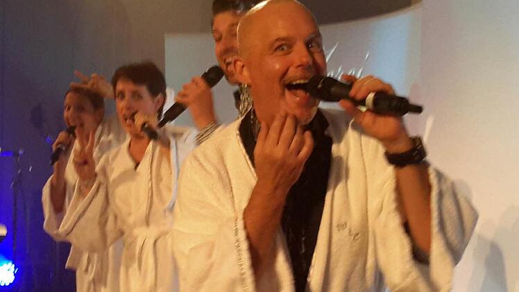 Genauso wie seinerzeit Udo Jürgens am Schluss seiner Konzerte kamen auch die Akteure der fulminanten Show im Kursaal im weißen Bademantel zur lautstark geforderten Zugabe auf die Bühne.  Fotos: Rolf Pralle