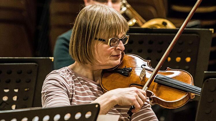 Proben-Impressionen: So bereitet sich der Musizierkreis Neustadt mit seinem Leiter Norbert Luche auf sein Neujahrskonzert am 14. Januar vor.Foto: Jochen Berger
