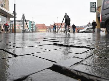 Über eine Million Euro hat das Pflaster beidseits der Kettenbrücke gekostet. Bereits nach wenigen Jahren bildeten sich Risse und und Setzungen.   Fotos: Ronald Rinklef
