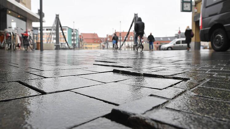 Über eine Million Euro hat das Pflaster beidseits der Kettenbrücke gekostet. Bereits nach wenigen Jahren bildeten sich Risse und und Setzungen.   Fotos: Ronald Rinklef
