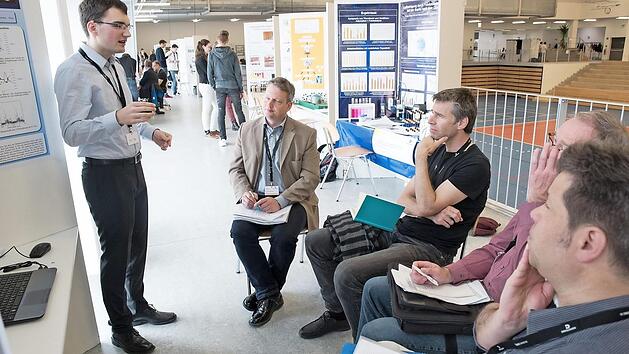Johannes Klatt pr&auml;sentiert der Jury seine Arbeit.  Foto: Dr&auml;xlmaier Group