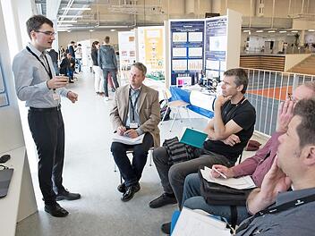 Johannes Klatt präsentiert der Jury seine Arbeit.  Foto: Dräxlmaier Group
