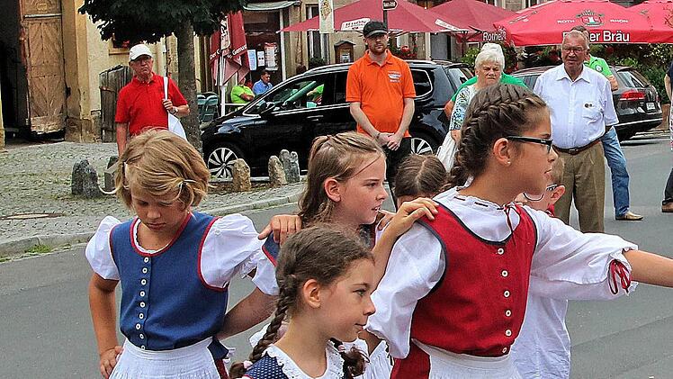 Einige Volkstänze wurden beim Empfang der Wimpelgruppe auf dem Marktplatz von einer Tanzgruppe des Rhönklub-Zweigvereins Salz geboten. Die Zuschauer waren begeistert. Foto: Dieter Britz