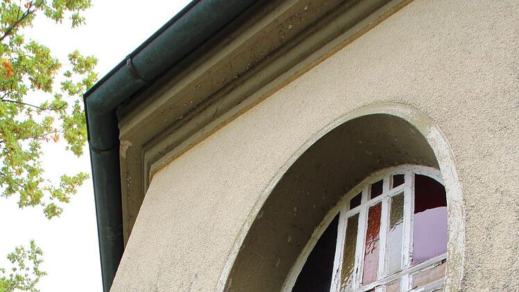 Die marode  Kapelle auf dem "Heldenfriedhof" in Höchstadt  ist  abgesperrt, das Innenleben mit Planen abgedeckt. Risse zeigen sich an  Wänden, Ziegel sind vom Dach gestürzt.  Foto: Christian  Bauriedel