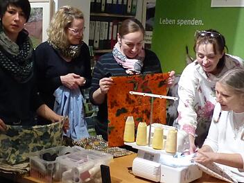 17 Frauen stellten bei einem Workshop in Bad Brückenau gemeinsam Bienenwachstücher und -beutel her. Foto:   Eva Reichert-Nelkenstock