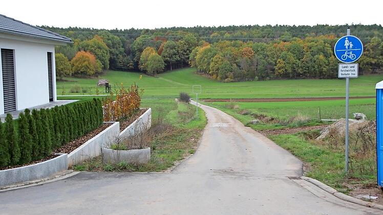 Dieser Fuß- und Radweg in Etzelskirchen wird von vielen Autofahrern als Abkürzung benutzt. Die an dieser Stelle verschwundene Absperrung soll wieder angebracht werden.
