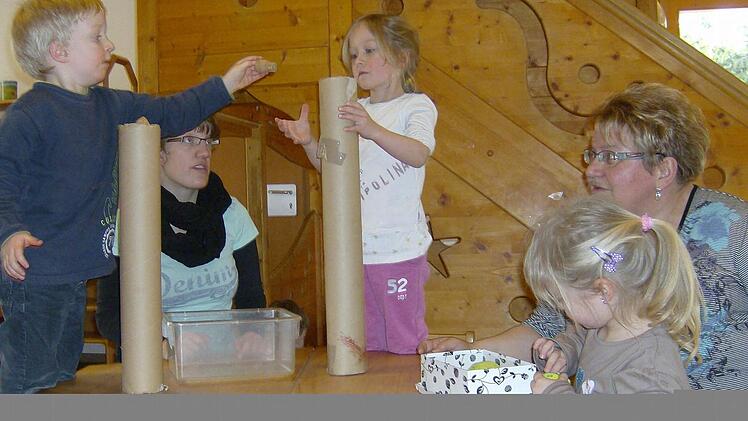 Spielen auf ihre eigene Weise (v.l.): Rune, Kinderpflegerin Ivonne Mebus, Julianna, Gruppenleiterin Evelyn Bähr, CelinaFoto: Malbrich