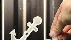 Der Anker wurde Übernacht im 3D-Drucker "geplottert". Er dient als Aufsatz für eine Vakuum-Pumpe, um einen Abdruck auf der Haut zu erzeugen.