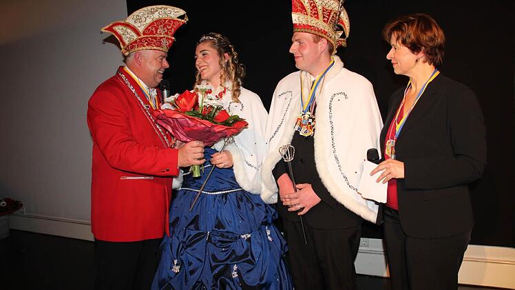 Das alte Prinzenpaar des KFK, Sven I. (Gechter) aus Ansbach und Svenja I. (Fraas) aus Kulmbach, wurde von Sitzungspräsident Reinhard Otto und Ordenskanzlerin Birgit Obermaier verabschiedet.