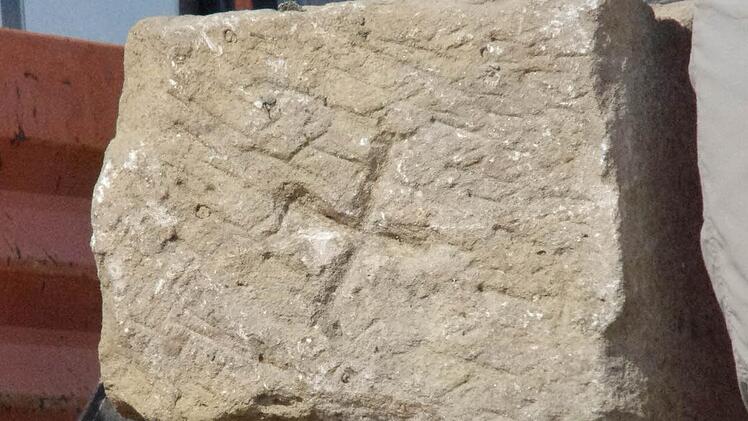 Ein Kreuz am Fuß: Untrügliches Zeichen für einen Grenzstein.