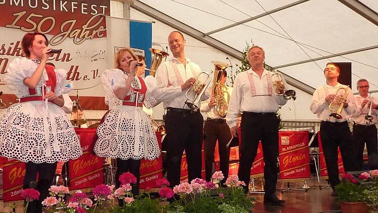 Die tschechische Spitzenkapelle "Gloria" begeisterte mit ihrem dreistündigen Konzert in Neukenroth jung und alt.  Foto: Gerd Fleischmann