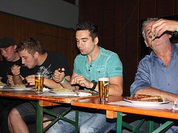 Mit Händen und Füßen stürzten sich die Teilnehmer am Bratwurst-Wettessen ins Vergnügen.Fotos: Ralf Kestel