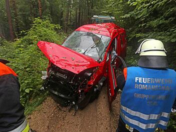 Das total ramponierte rote Auto von Bianca Göhl nach dem Sturz vom Staffelberg. Foto: News5 / Herse