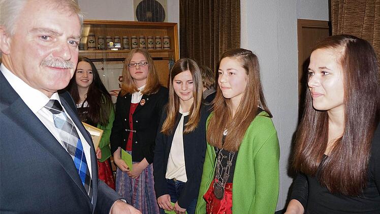 Der Bürgermeister ehrte die Almrausch-Schützinnen (v.l.) Jasmin Henke, Alicia Böhm, Lena Müller, Kristina Martin und Laura Vogler.