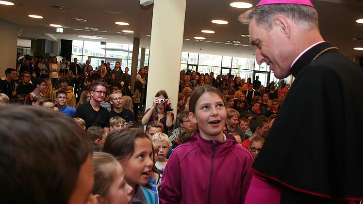 Berührungsängste gab es weder bei den Schülern noch bei dem Gast aus Rom. Foto: Evi Seeger