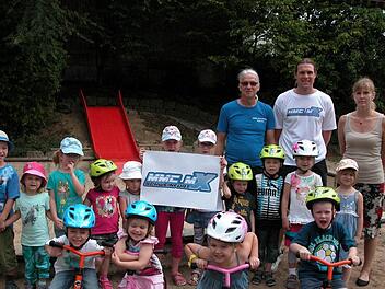 Der Mainfranken Motorsportclub Schweinfurt überraschte die Kindergartenkinder in Rottershausen mit Laufrädern und Helmen.  Foto: Geiger