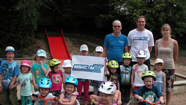 Der Mainfranken Motorsportclub Schweinfurt überraschte die Kindergartenkinder in Rottershausen mit Laufrädern und Helmen.  Foto: Geiger