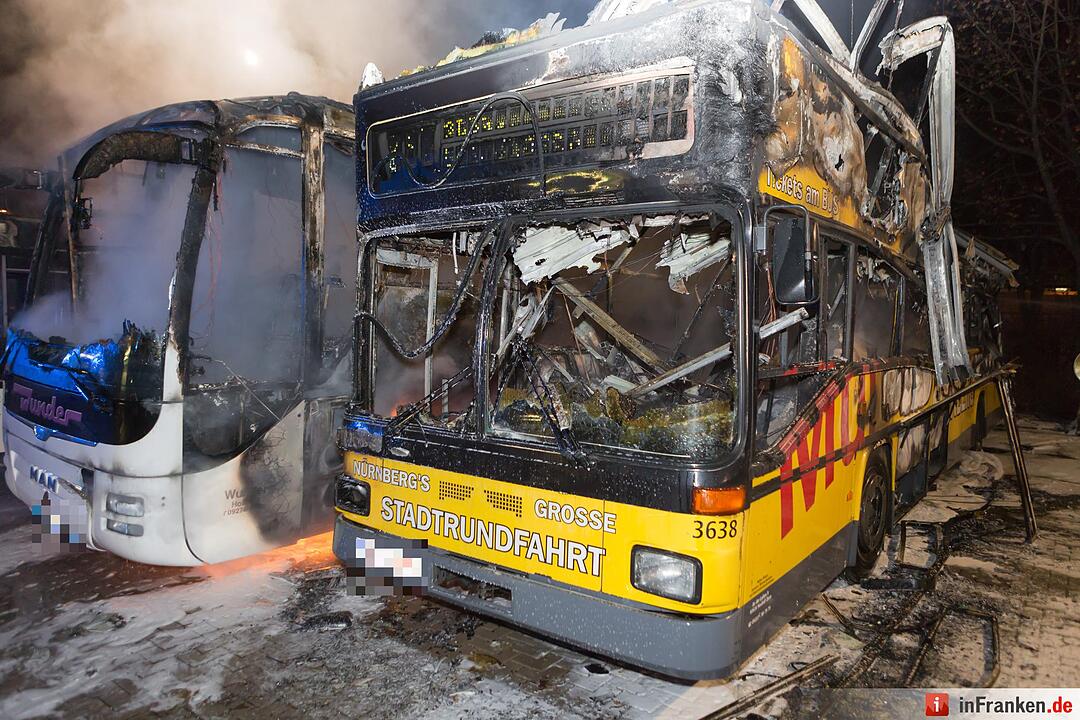 Erste Bilder: Mehrere Busse stehen in Vollbrand