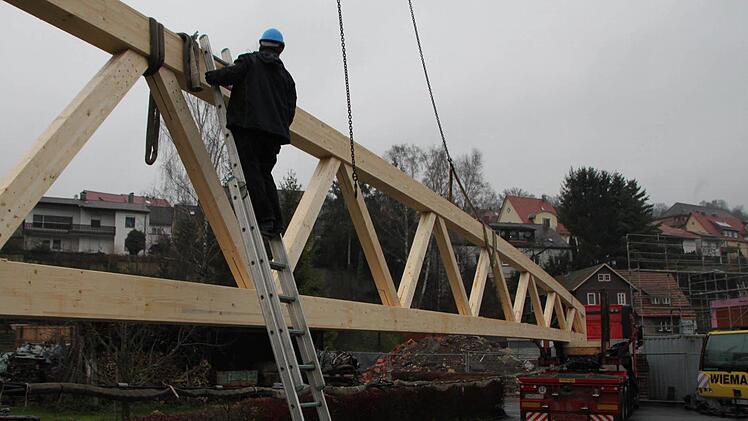 Das riesige Bauteil wird am Autokran befestig. Foto: Ulrike Müller