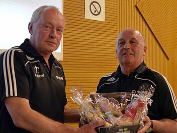 Gerhard Kirchner (rechts) war 24 Jahre Vorsitzender des TSV und wurde nun vom neuen Vorsitzenden Dieter Wolf zum Ehrenvorsitzenden ernannt. Vor Kirchner wurde diese Ehre nur Sigmund May und dem bereits verstorbenen Friedrich Rottenberger zuteil. Foto: Karin Kupka-Hahn