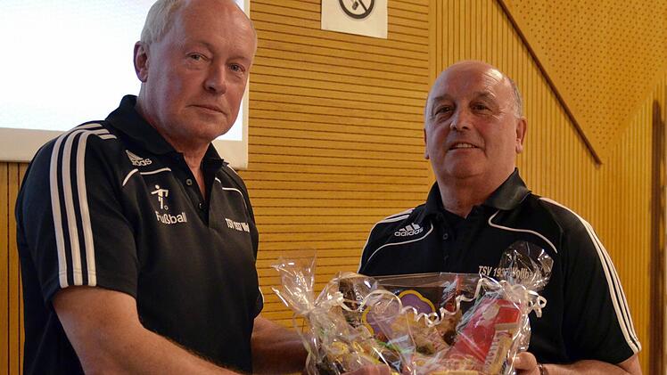 Gerhard Kirchner (rechts) war 24 Jahre Vorsitzender des TSV und wurde nun vom neuen Vorsitzenden Dieter Wolf zum Ehrenvorsitzenden ernannt. Vor Kirchner wurde diese Ehre nur Sigmund May und dem bereits verstorbenen Friedrich Rottenberger zuteil. Foto: Karin Kupka-Hahn