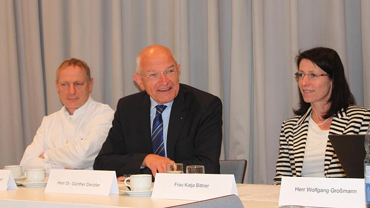 Bezirkstagspräsident Günther Denzler (Mitte) mit dem Ärztlichen Direktor Christoph Sommer und Katja Bittner (Vorstand) bei der Bekanntgabe der Pressekonferenz