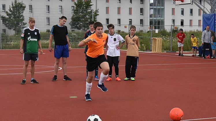 Moritz Popp tritt in der Fußballmannschaft an und trainiert für das Landesschulsportfest. Foto: Gabi Arnold