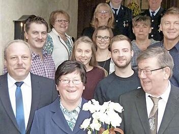 Goldene Hochzeit wurde kürzlich im Hause Spindler gefeiert. Im Bild (vorne, von links) Zweiter Bürgermeister Jürgen Karg, Sohn Michael, Gerda Spindler, Werner Spindler und Sohn Manfred sowie (dahinter) weitere Familienmitglieder und die Vertreter der Feuerwehr und des Gesangvereins.  Foto: Werner Reißaus