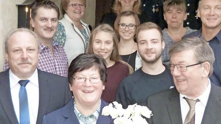 Goldene Hochzeit wurde kürzlich im Hause Spindler gefeiert. Im Bild (vorne, von links) Zweiter Bürgermeister Jürgen Karg, Sohn Michael, Gerda Spindler, Werner Spindler und Sohn Manfred sowie (dahinter) weitere Familienmitglieder und die Vertreter der Feuerwehr und des Gesangvereins.  Foto: Werner Reißaus