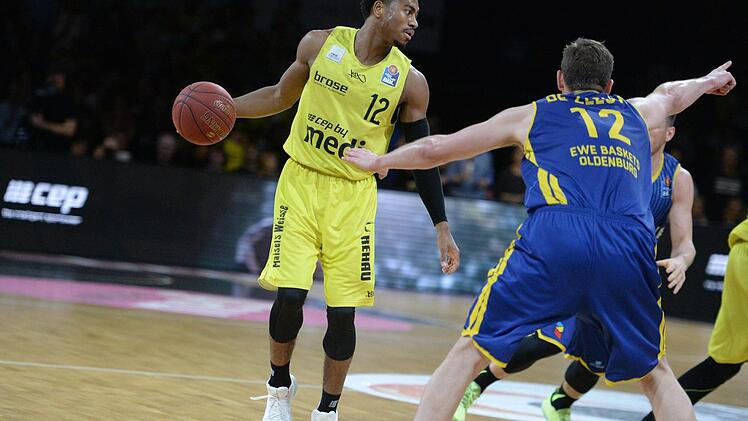 Trey Lewis wird vom Oldenburger Maxime de Zeeuw abgeschirmt. Foto: Peter Mularczyk