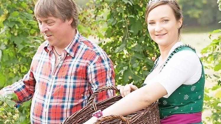 Tina-Christin Rüger bei der Hopfenernte in Kronach. Die frühere bayerische Bierkönigin hat sich dafür eingesetzt, eine Bewerbung für die Cranach-Stadt als Genussort einzureichen.  Foto: Maximilian Gröger