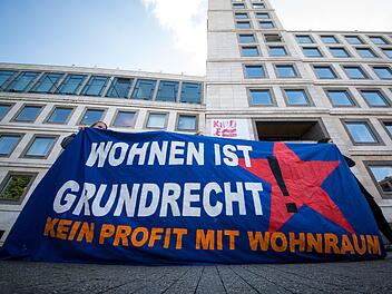 Mit diesem Plakat wurde in Stuttgart gegen die Wohnungsnot demonstriert. Foto: Christoph Schmidt/dpa