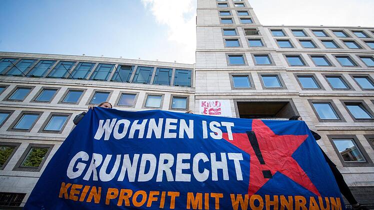 Mit diesem Plakat wurde in Stuttgart gegen die Wohnungsnot demonstriert. Foto: Christoph Schmidt/dpa