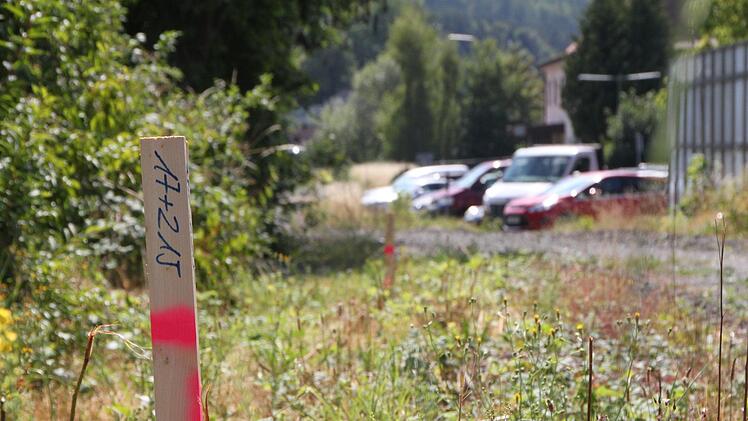 Auch auf dem ehemaligen Bahnhofsgelände (hier hinter der Tankstelle) weicht der Radweg von der Bahntrasse ab. Foto: Ulrike Müller