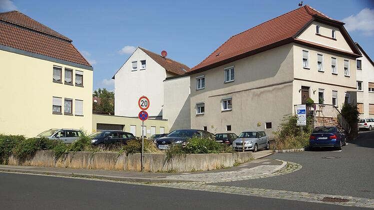 Der private Parkplatz soll öffentlicher Parkraum werden.Foto: Arkadius Guzy