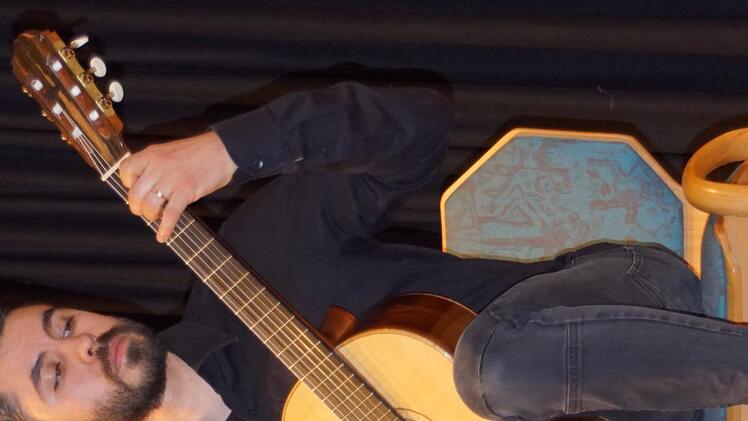 Julian Dünninger lebt seit dem vergangenen Jahr mit seiner Familie in Breitbrunn. Er hat klassische Gitarre studiert und trug zum Rahmenprogramm des Neujahrsempfangs für die Ehrenamtlichen bei.