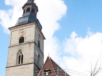 Die Ostseite der Stadtpfarrkirche ist wieder eingerüstet.  Foto: K. Brock