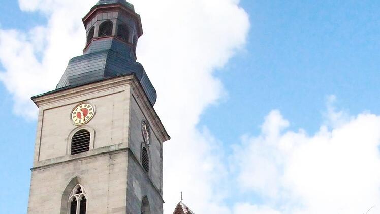 Die Ostseite der Stadtpfarrkirche ist wieder eingerüstet.  Foto: K. Brock