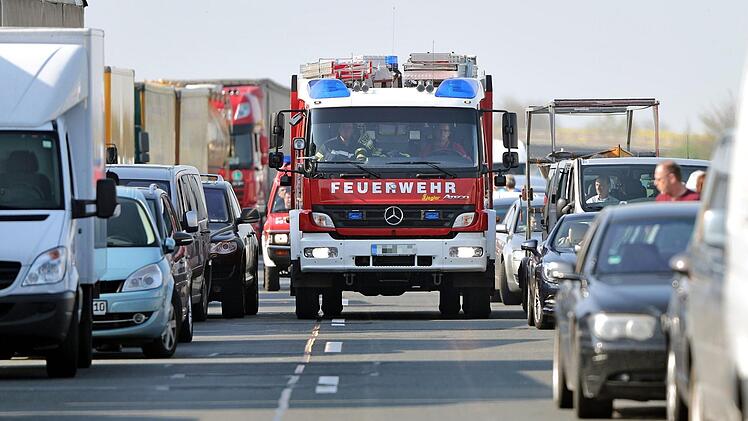 Nach Unfall auf A9: Autofahrer folgt Einsatzkr&auml;ften dreist durch Rettungsgasse