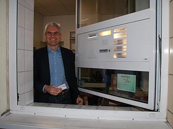Der Sprecher der Kulmbacher Apotheker und Landesvorsitzende  Hans-Peter Hubmann am Notdienst-Schalter seiner "Apotheke im Fritz" Foto: Dagmar Besand