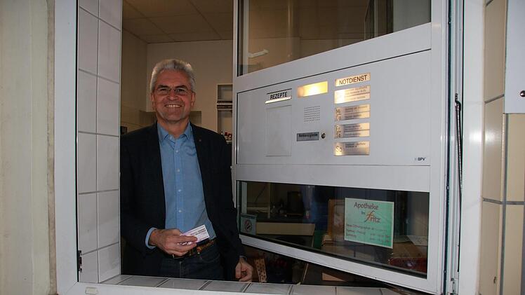 Der Sprecher der Kulmbacher Apotheker und Landesvorsitzende  Hans-Peter Hubmann am Notdienst-Schalter seiner "Apotheke im Fritz" Foto: Dagmar Besand