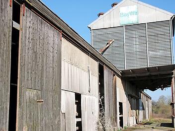 Viele Schüler im neuen Berufsbildungszentrum und wenige Parkmöglichkeiten - das ist ein Problem, vor dem die Stadt Münnerstadt derzeit steht. Nun gibt es eine provisorische Lösung. Foto: Thomas Malz