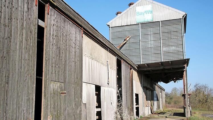 Viele Schüler im neuen Berufsbildungszentrum und wenige Parkmöglichkeiten - das ist ein Problem, vor dem die Stadt Münnerstadt derzeit steht. Nun gibt es eine provisorische Lösung. Foto: Thomas Malz
