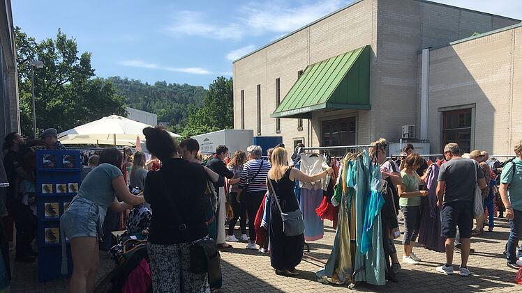 Landestheater Coburg verkauft Kost&uuml;m-Sch&auml;tze und erlebt gro&szlig;en Ansturm - "war Wahnsinn"