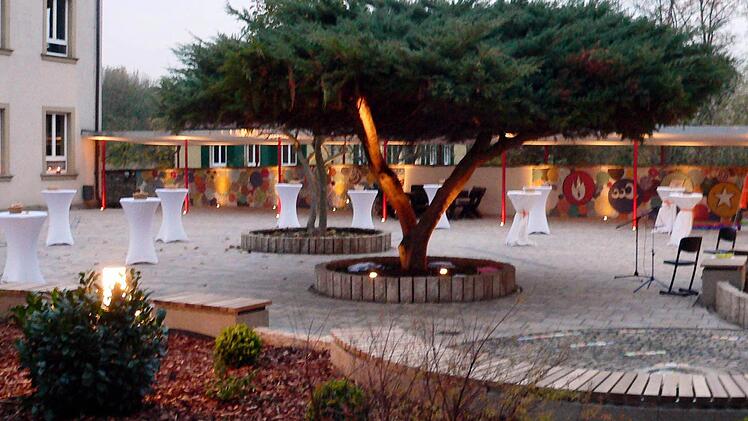 Ein Platz der Kommunikation ist der neue Pausenhof der Volkacher Mädchenrealschule.  Foto: Peter Pfannes