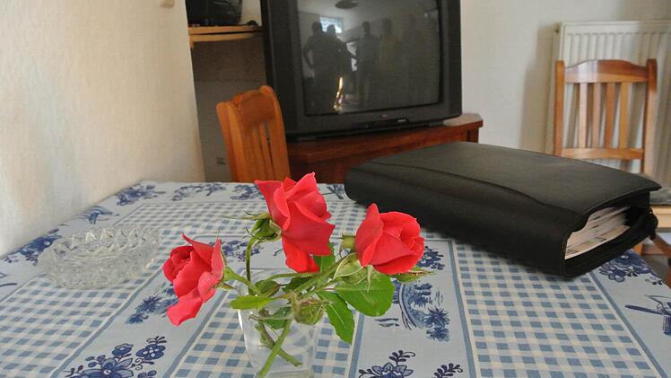 Sogar ein paar Blümchen stehen für den Neuankömmling auf dem Tisch in der Küche.