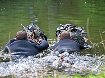 Soldaten durchschwimmen die Saale bei Gräfendorf. Foto: Bundeswehr/ Niklas Pritzsche