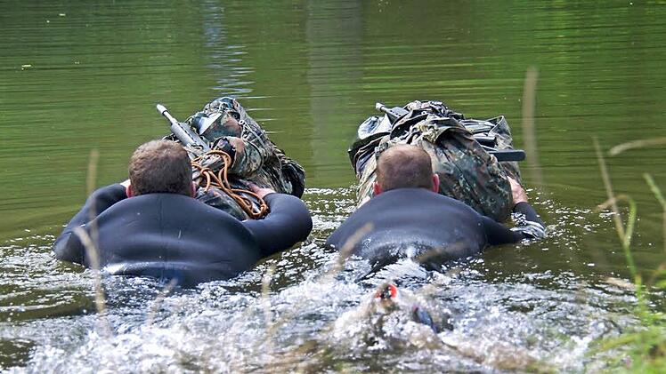 Soldaten durchschwimmen die Saale bei Gräfendorf. Foto: Bundeswehr/ Niklas Pritzsche
