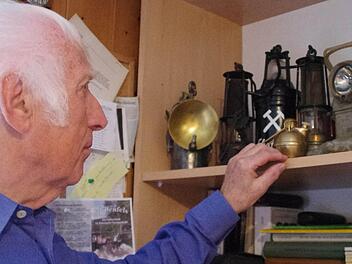 "Ich schreibe nicht nur über die Geschichte, sondern lebe mit ihr", betont Gerd Fleischmann. Viele kleine Schätze wie diese Grubenlampen finden sich in seinen vier Wänden. Fotos: Marco Meißner